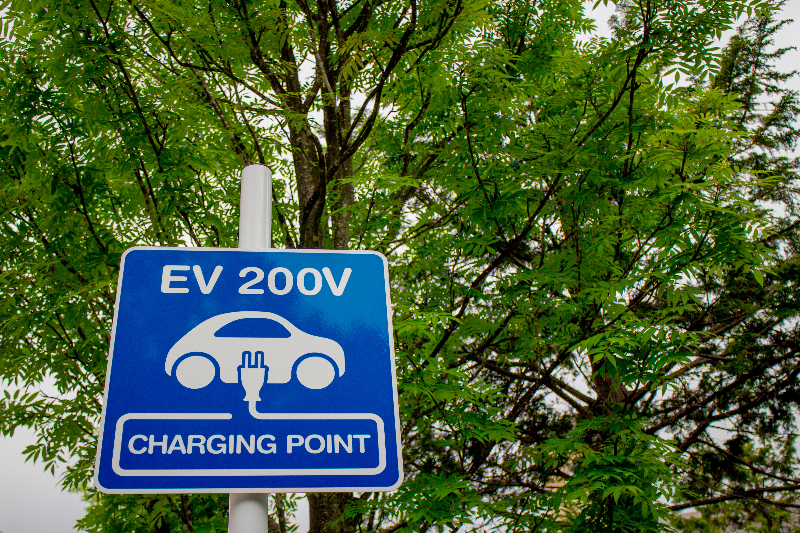 【2025年最新】日本のEV充電インフラの現状とは？